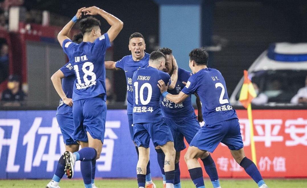 包含赛前武汉三镇备战欧超杯，手感冰凉细节曝光，赛场秩序良好，赛季目标并未改变的词条