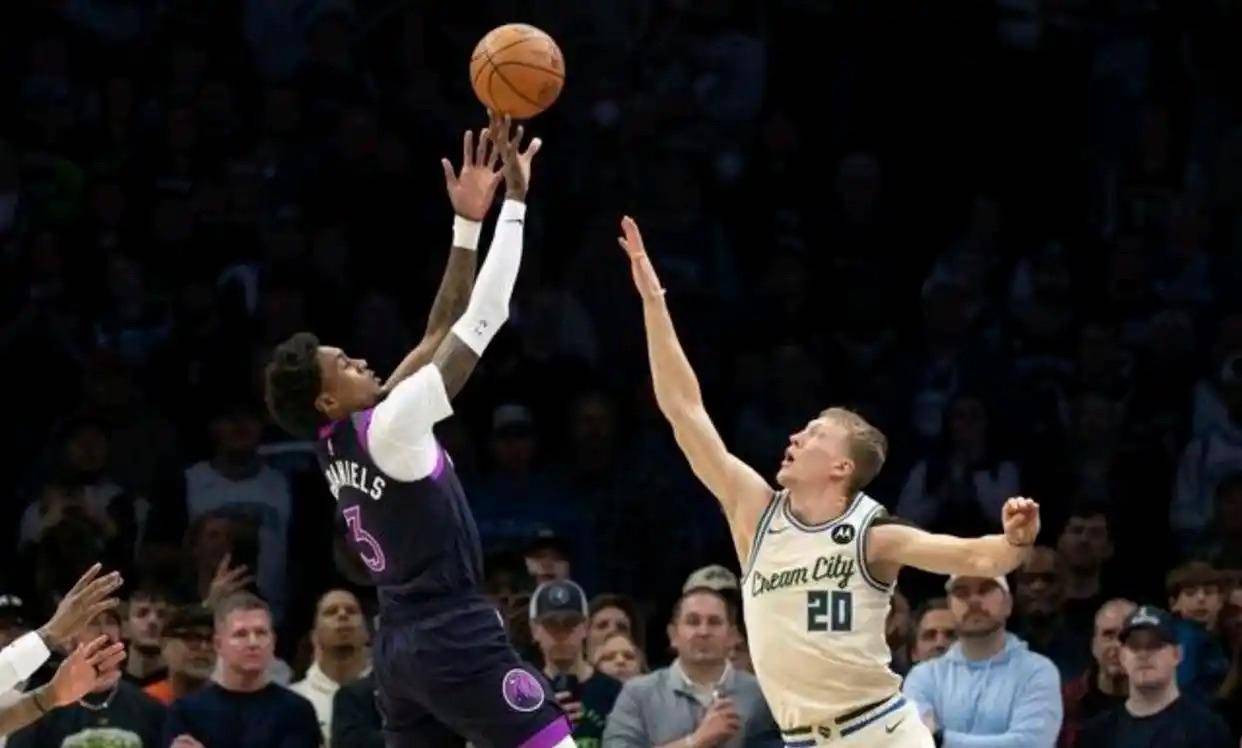 包含密尔沃基雄鹿迎足总杯关键赛；今晨绝杀压哨；引发热议；控场能力受关注的词条